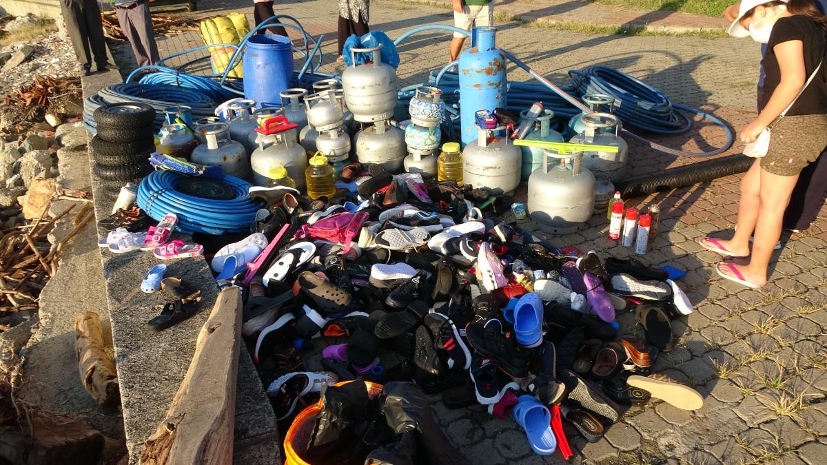 Giresun'da sel nedeniyle ağaçlar denize sürüklendi