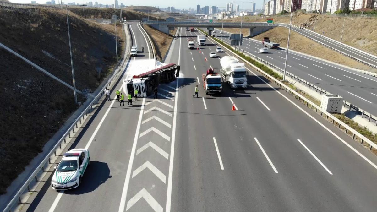 Kuzey Marmara otoyolunda tır devrildi: 2 yaralı