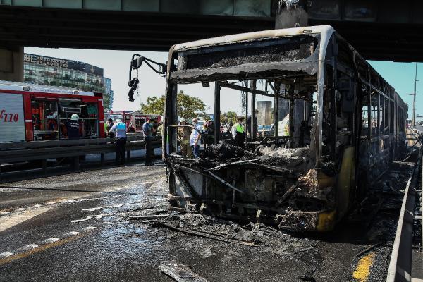 Bakırköy'de metrobüste yangın çıktı