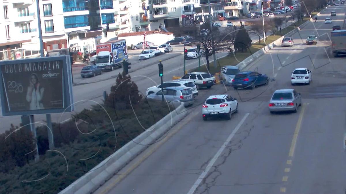 Kırıkkale'de dikkatsiz sürücünün kaza anı