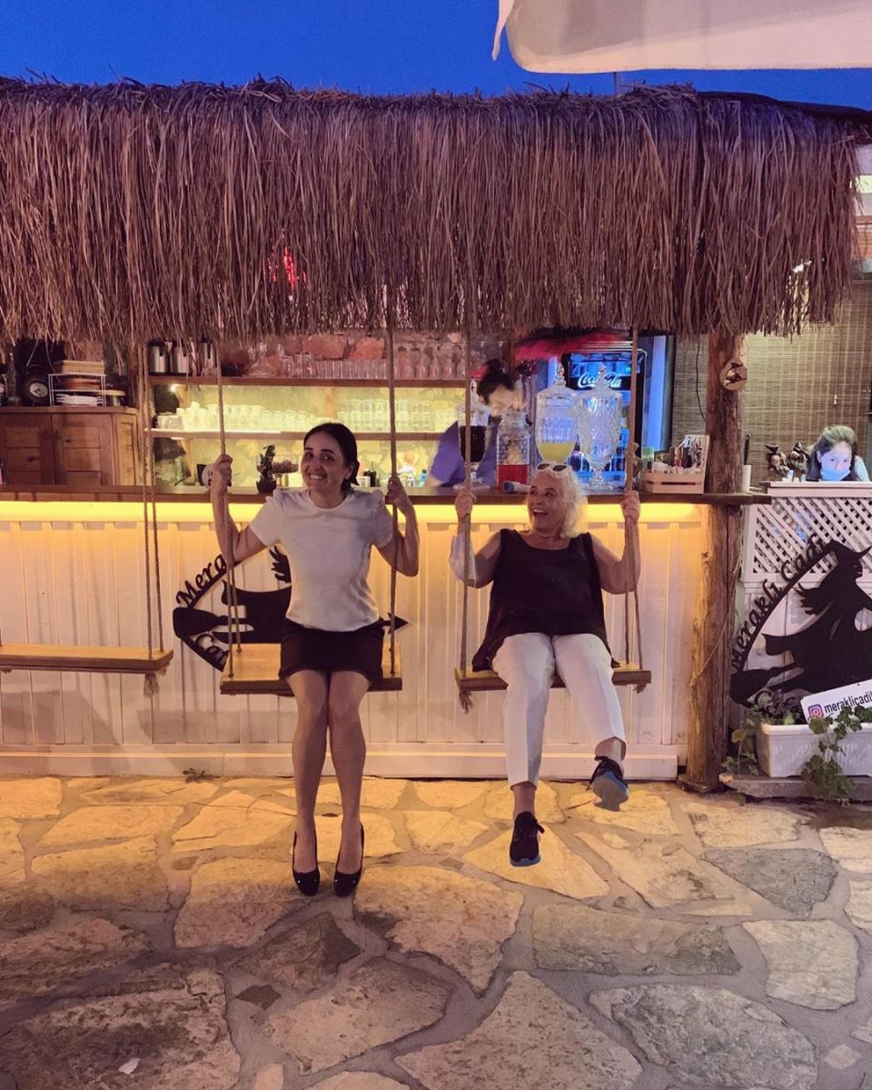 Fadik Sevin Atasoy, annesiyle tatilde