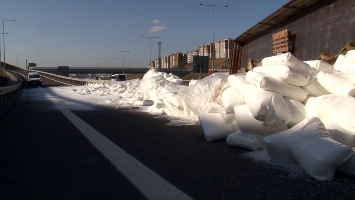 Kuzey Marmara otoyolunda tır devrildi: 2 yaralı