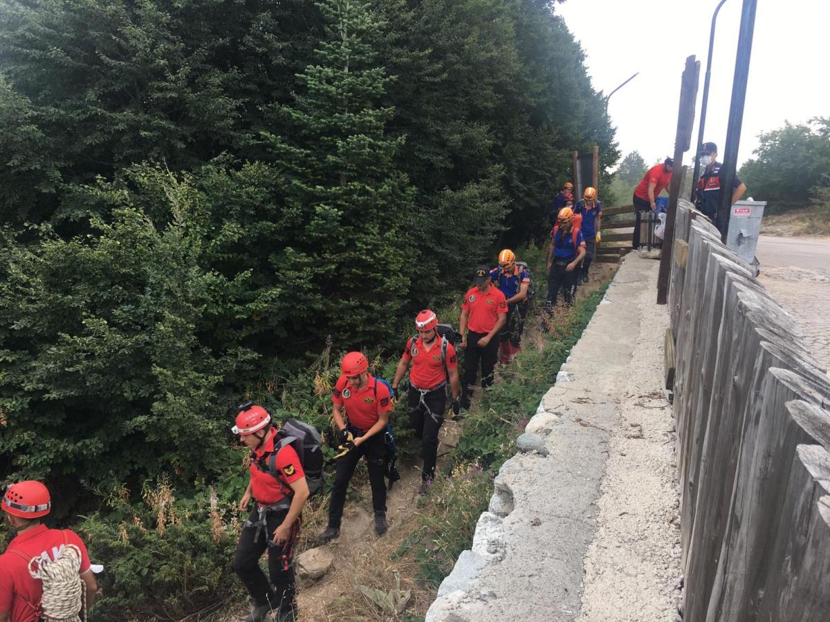 Uludağ'da kayalıklardan düşen dağcı helikopter ile kurtarıldı