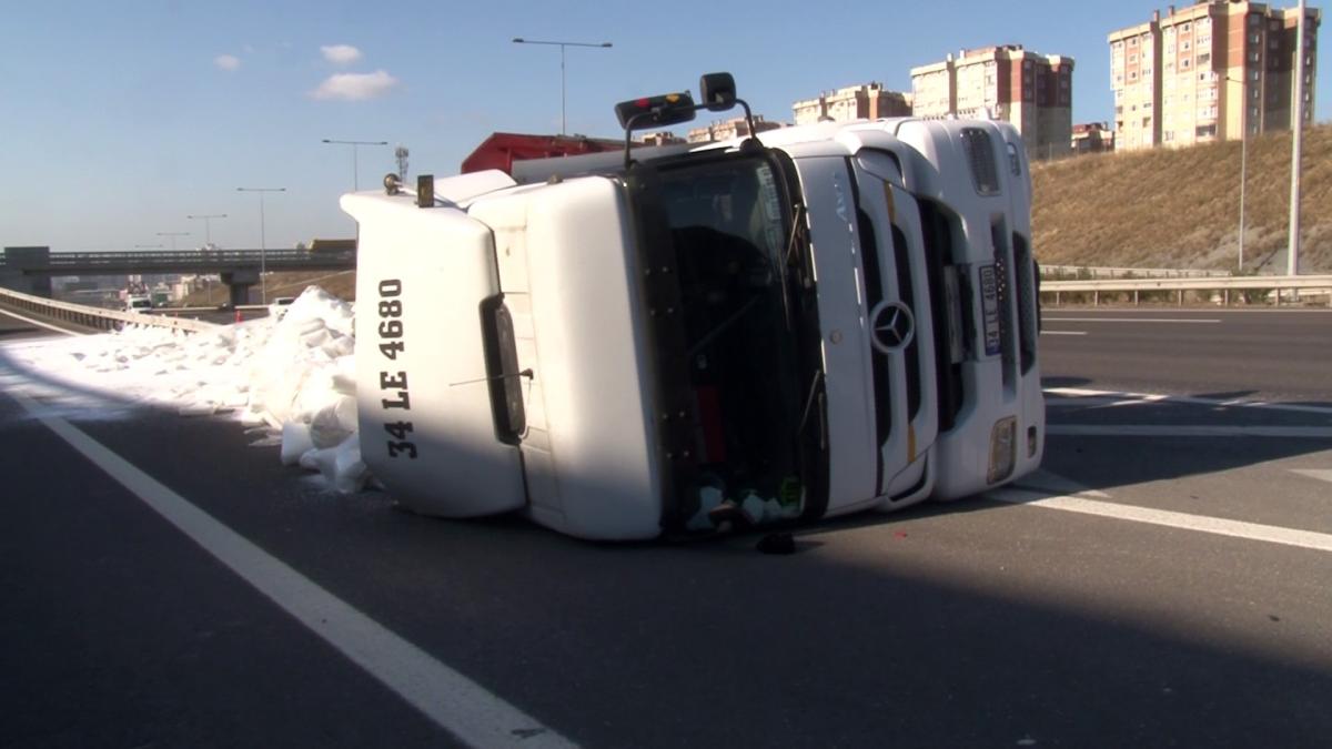 Kuzey Marmara otoyolunda tır devrildi: 2 yaralı