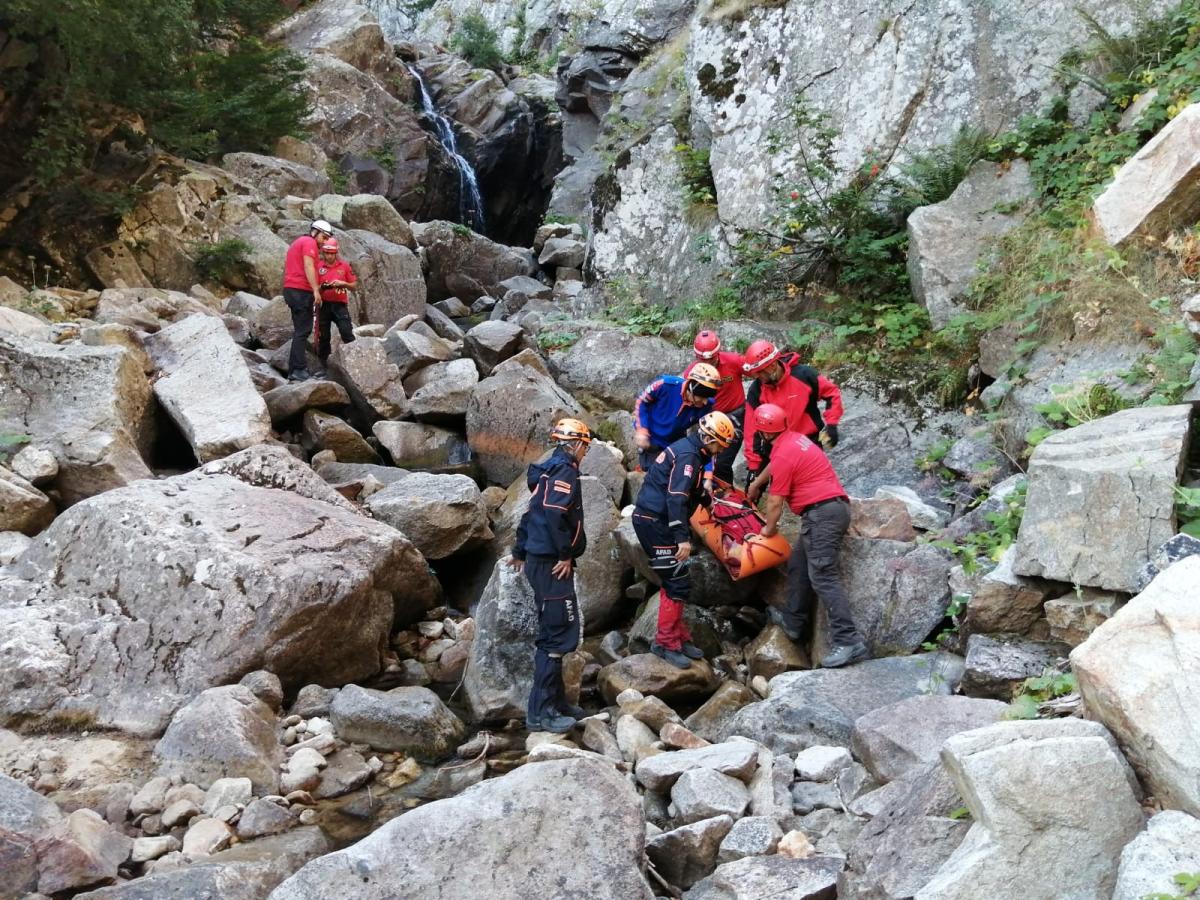 Uludağ'da kayalıklardan düşen dağcı helikopter ile kurtarıldı