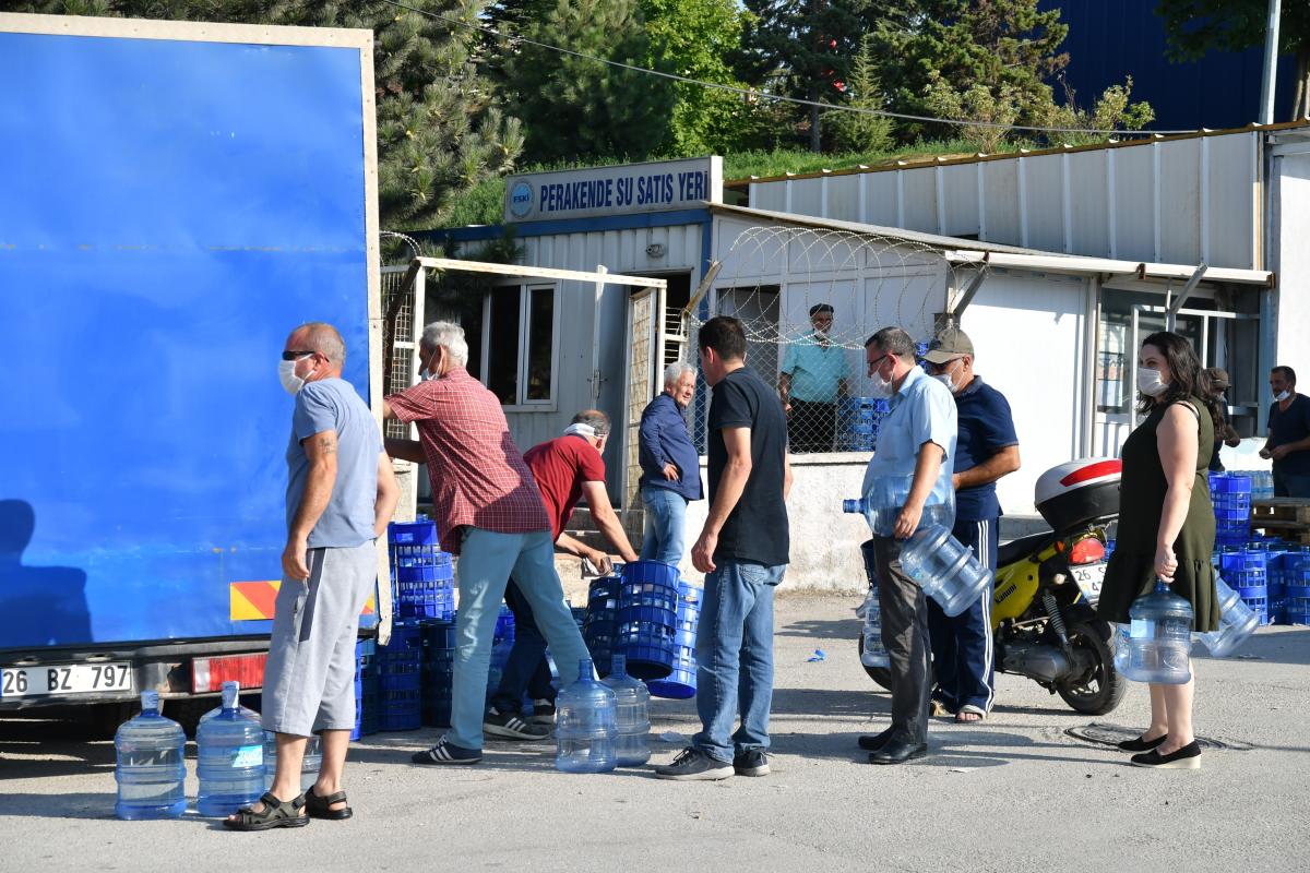 Eskişehir'de su kuyruğundaki vatandaşlar isyan etti