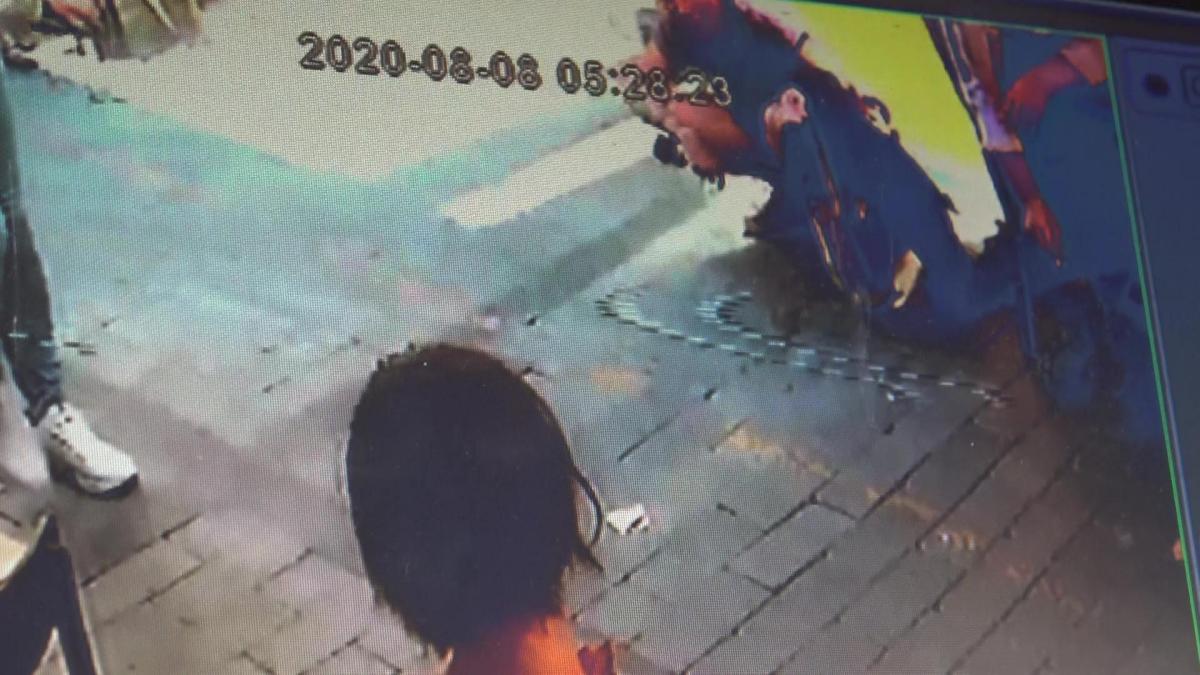 İzmir'de bir kadın sokak ortasında tuvaletini yaptı