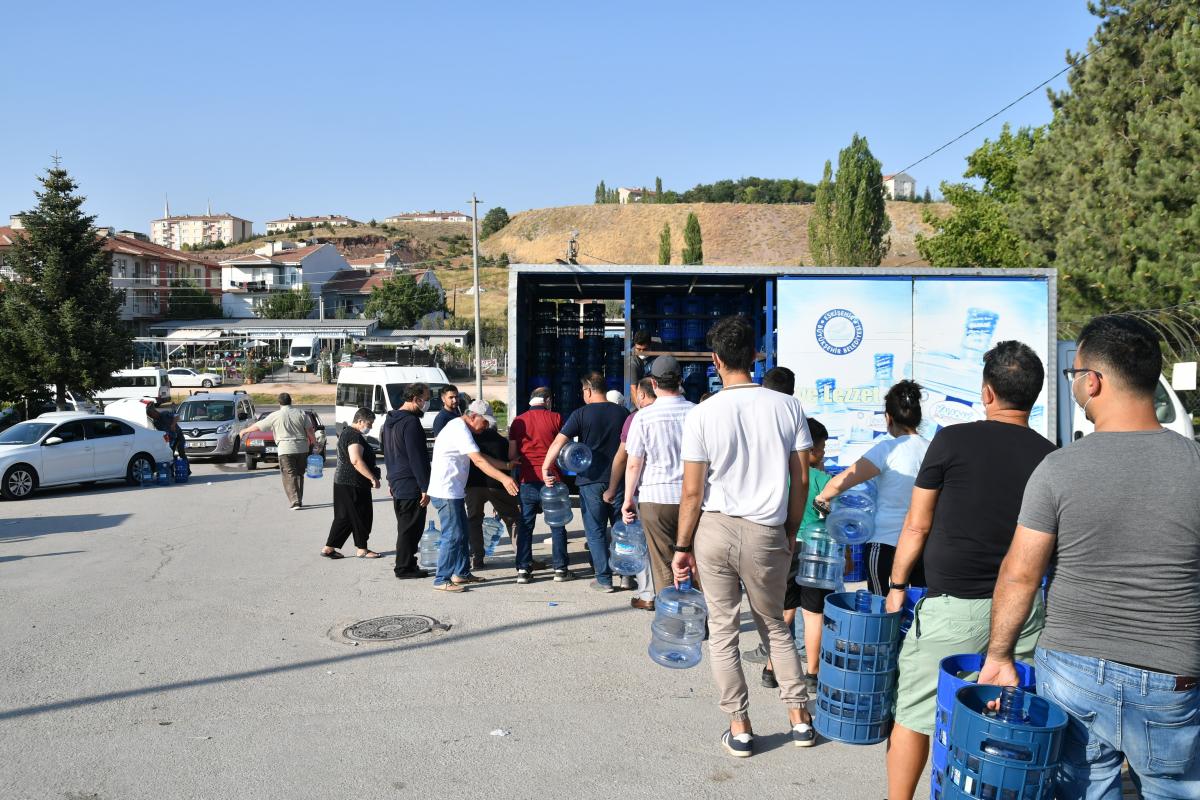 Eskişehir'de su kuyruğundaki vatandaşlar isyan etti