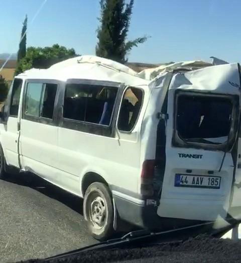 Adıyaman'da kaza yapan minibüs yolda son sürat ilerledi
