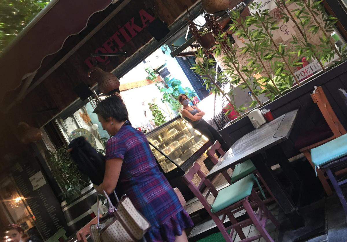 İzmir'de bir kadın sokak ortasında tuvaletini yaptı