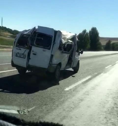 Adıyaman'da kaza yapan minibüs yolda son sürat ilerledi