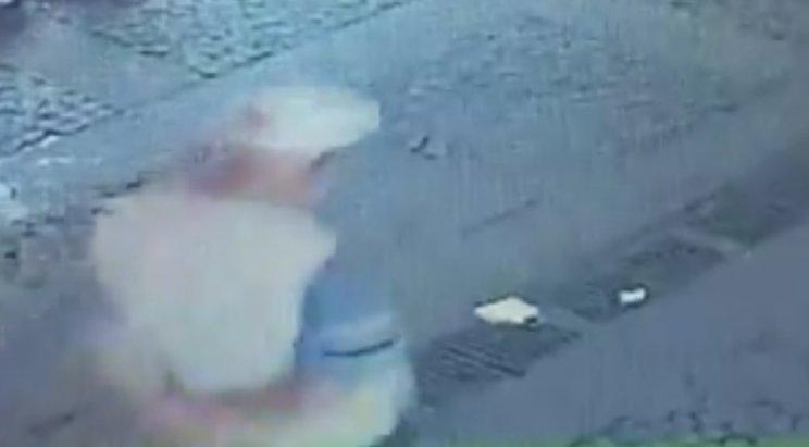 Yerde bulduğu maskeyi takan yaşlı adam kamerada