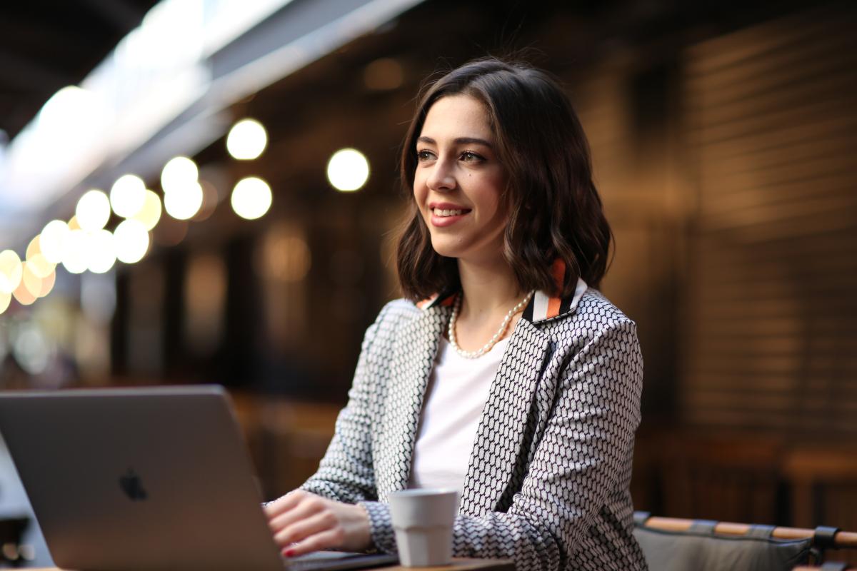 Yağmur Akpınar ile ilk romanı Büyük Duygular Küçük Mucizeler’i konuştuk