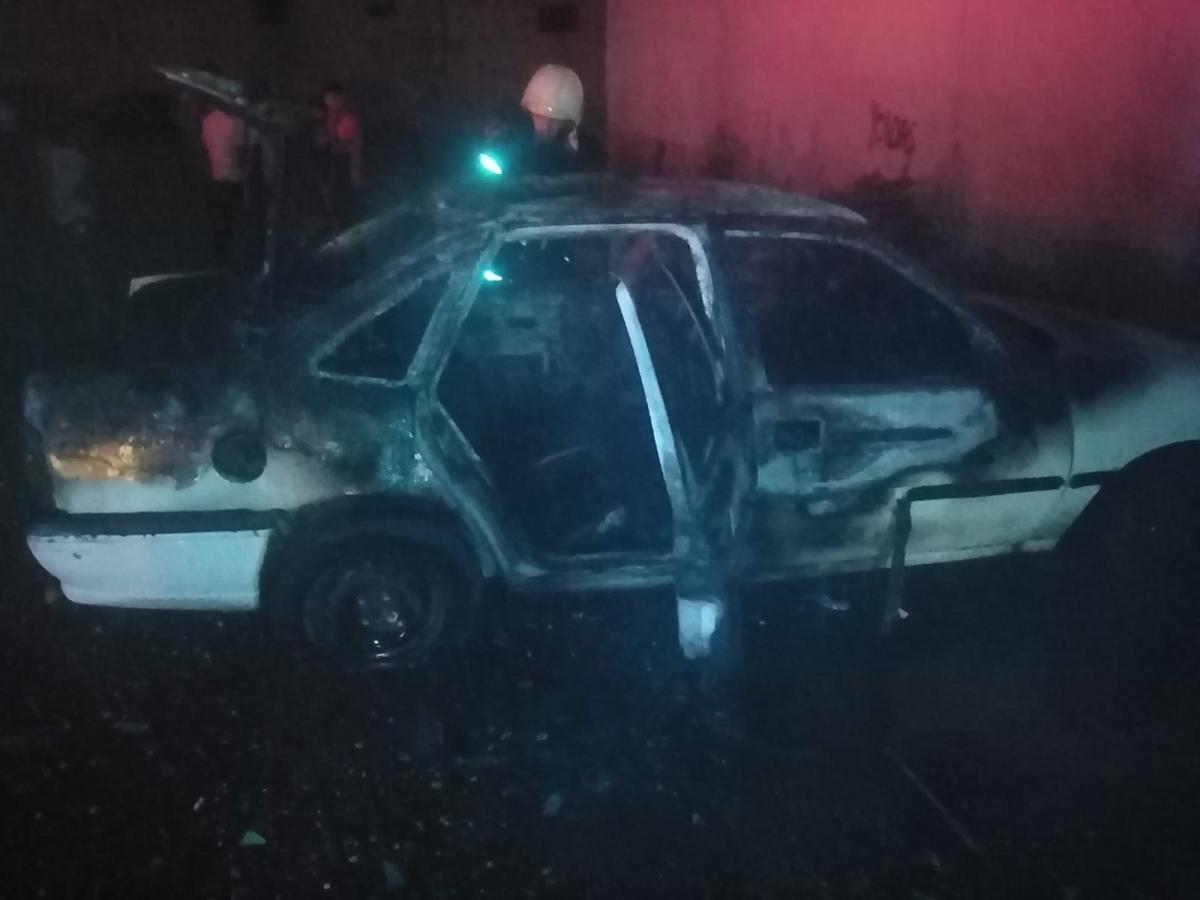 Şanlıurfa'da, çakmakla oynayan çocuklar iki aracı yaktı