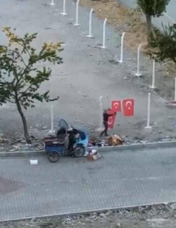 Van'da Türk bayrağını çöpten çıkarıp asan çocuklar