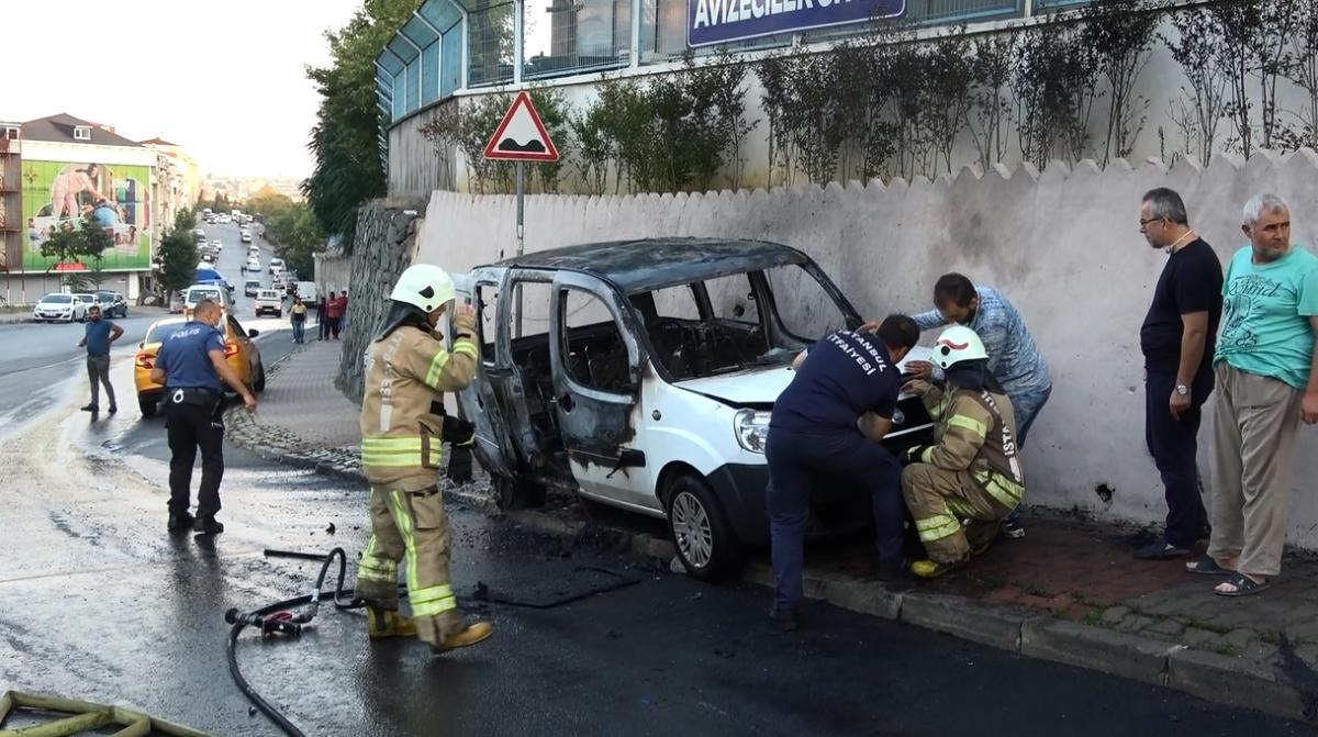 Sultangazi'de eşine kızan adam, aracını yaktı