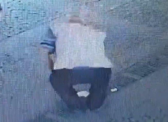 Yerde bulduğu maskeyi takan yaşlı adam kamerada