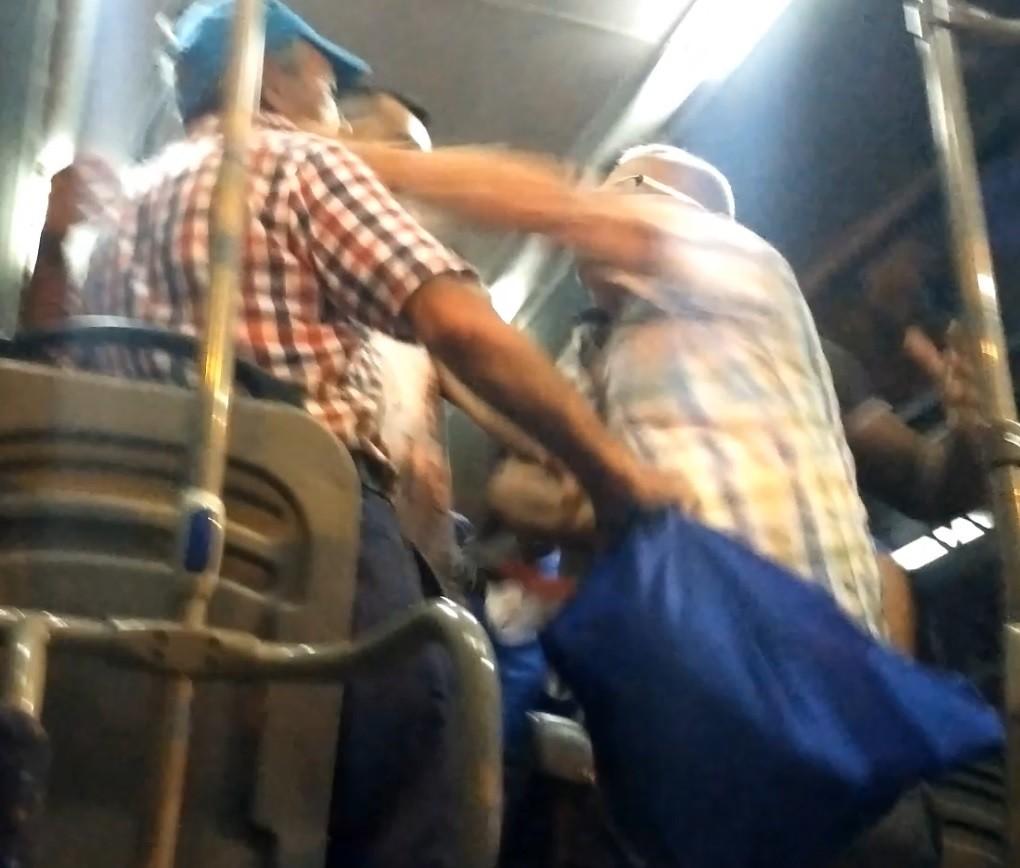 Edirne'de minibüsteki yolcuların maske kavgası