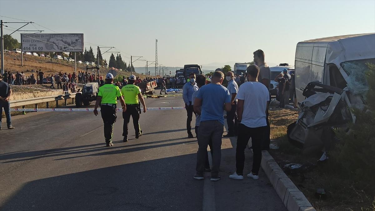 Manisa’da üzüm işçilerini taşıyan traktörle panelvan çarpıştı: 2 ölü 11 yaralı