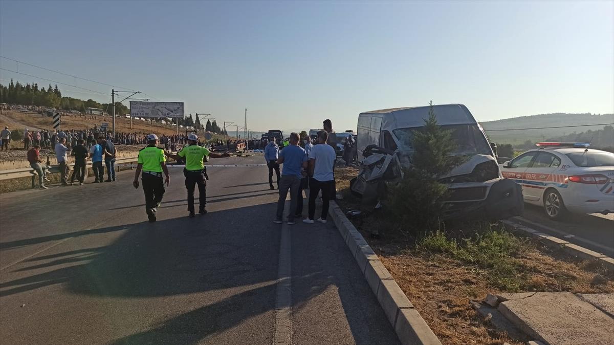 Manisa’da üzüm işçilerini taşıyan traktörle panelvan çarpıştı: 2 ölü 11 yaralı