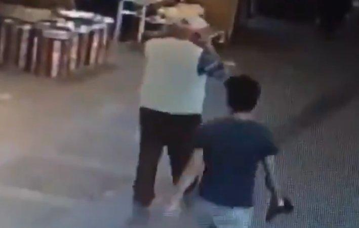 Yerde bulduğu maskeyi takan yaşlı adam kamerada