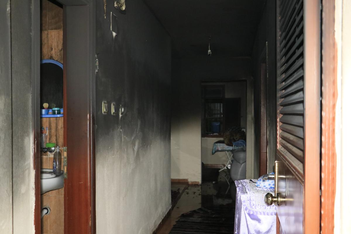 Adana'da bir kişi oturduğu evi yakıp dumandan etkilendi