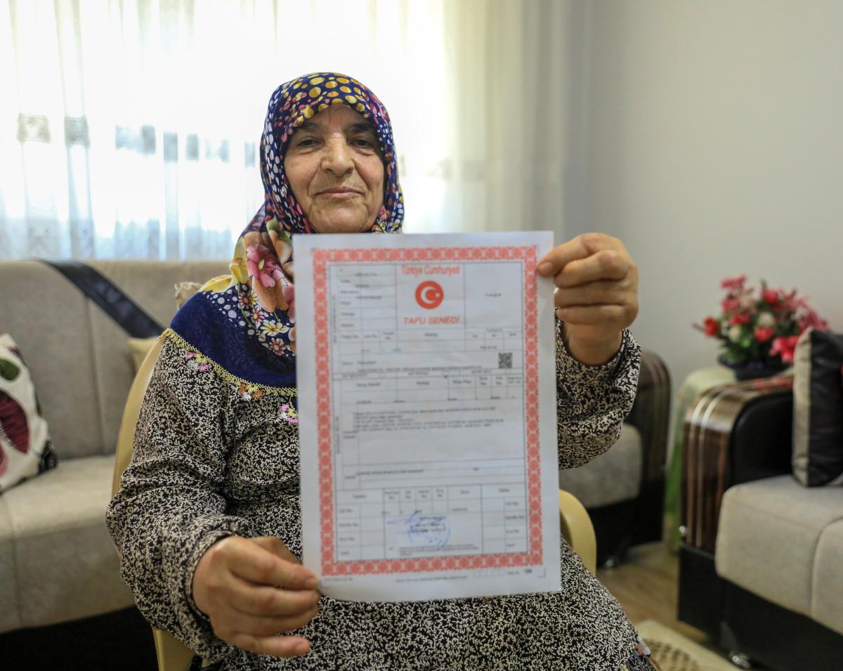 Antalya’da yaşlı kadın evini derneğe bağışladı