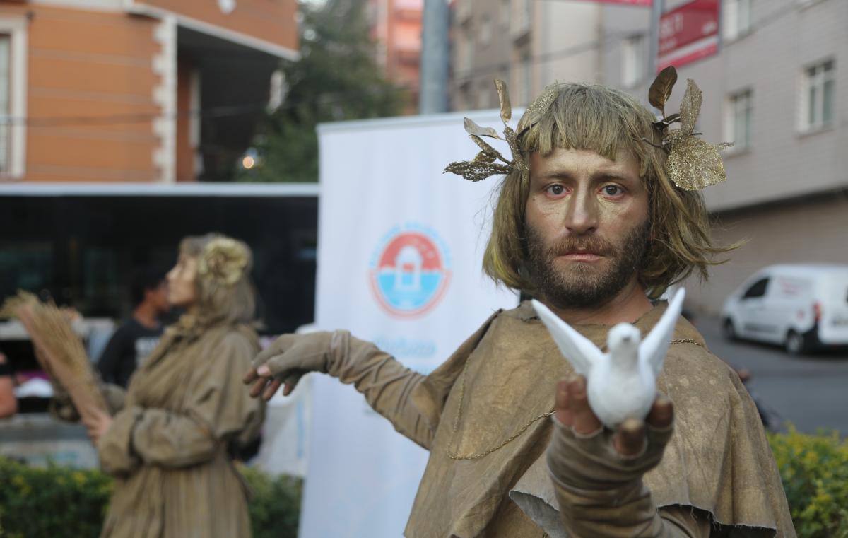 CHP'li Maltepe Belediyesi yaptı: Canlı heykel gösterisi