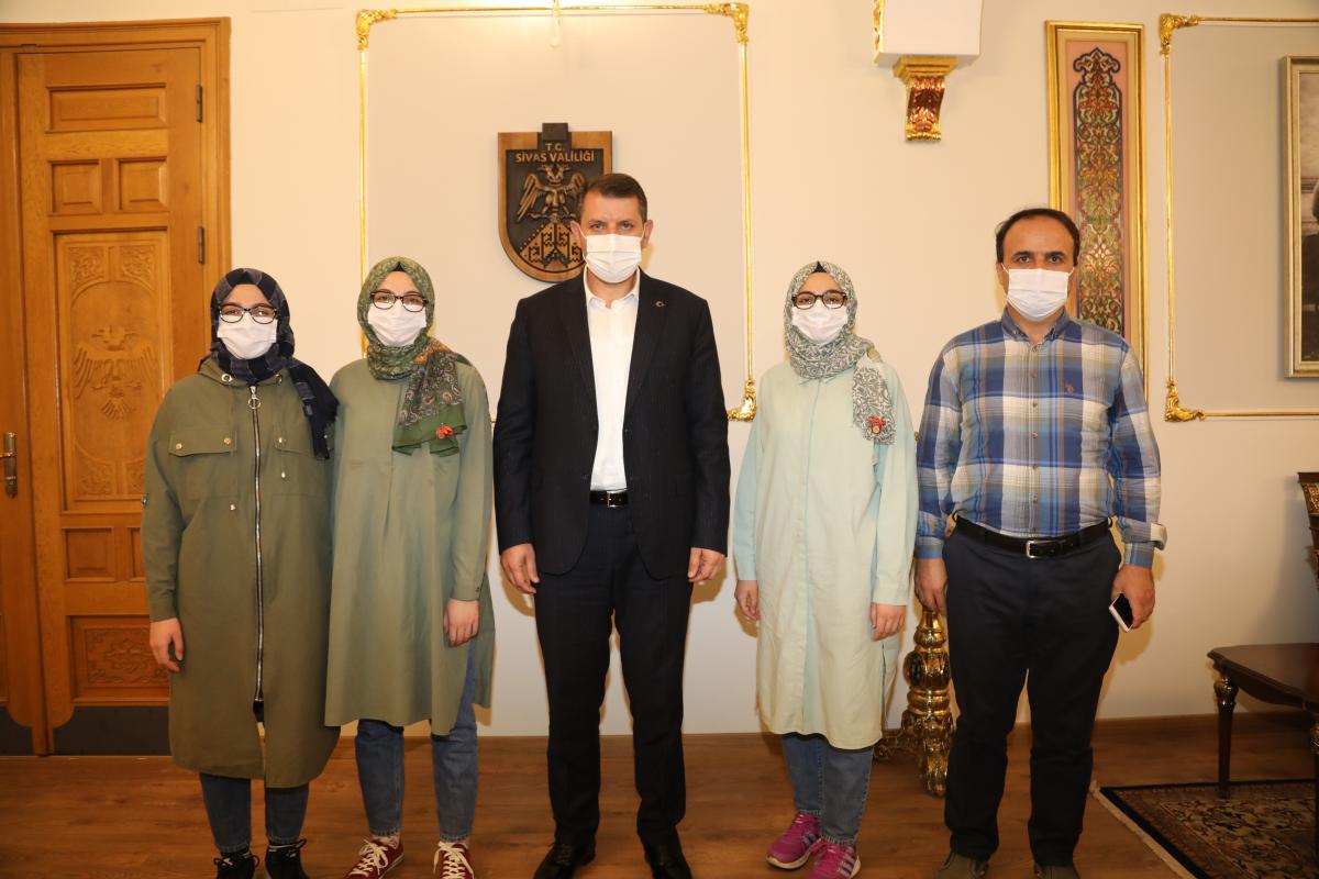 Sivas'ta üçüz kardeşler tıp fakültesini kazandı