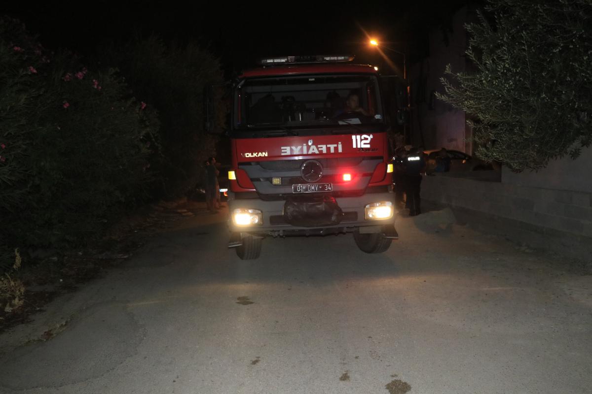 Adana'da bir kişi oturduğu evi yakıp dumandan etkilendi