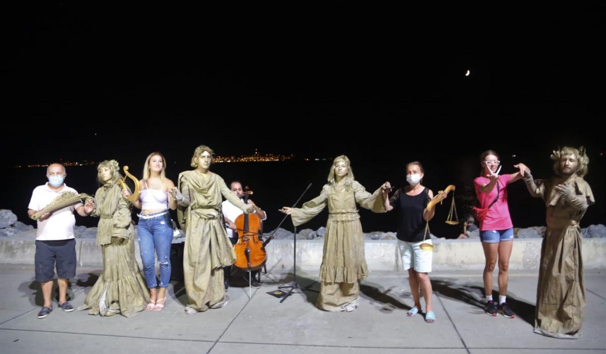 CHP'li Maltepe Belediyesi yaptı: Canlı heykel gösterisi