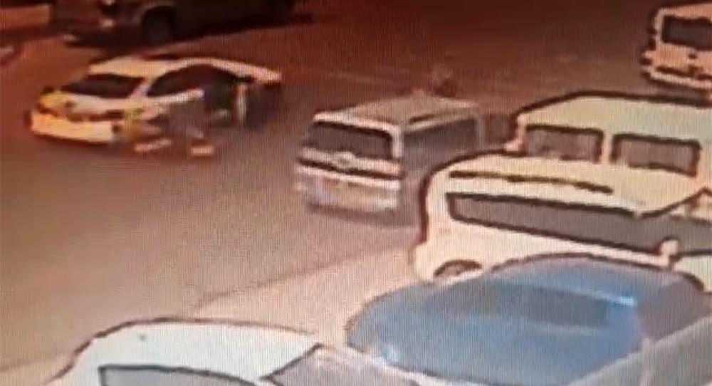 Beylikdüzü'nde bankadan para çekti: Hırsızlar metrelerce sürükledi