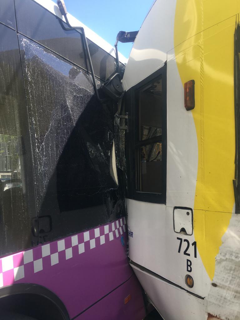 İstanbul'da tramvay halk otobüsüne çarptı
