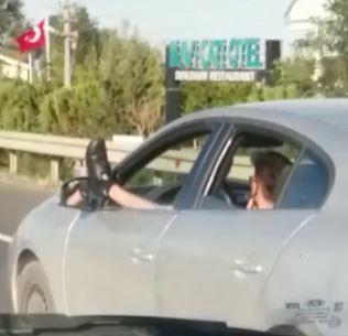 Tekirdağ’da trafik magandası bacağını sarkıtarak otomobil kullandı