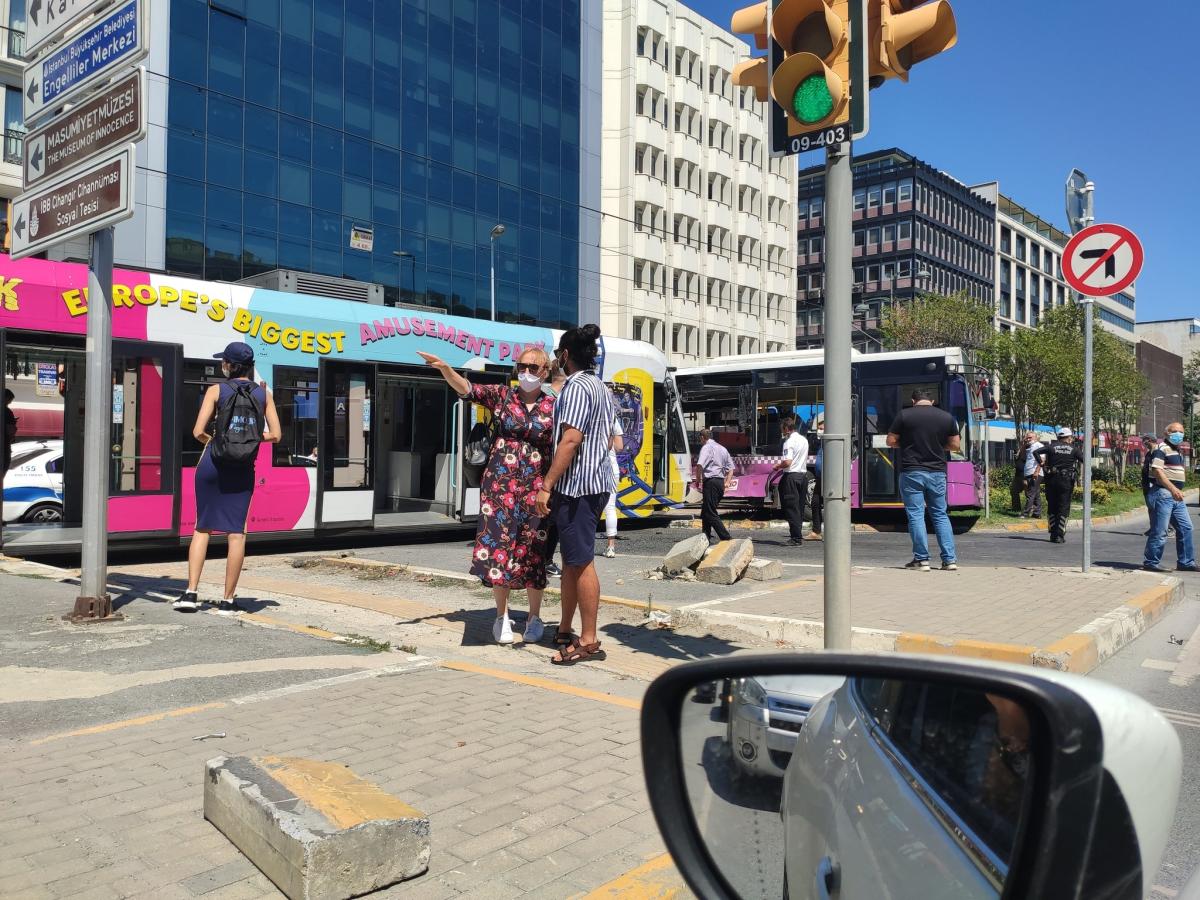 İstanbul'da tramvay halk otobüsüne çarptı