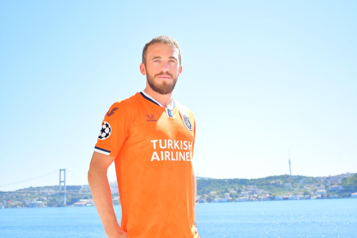 Başakşehir yeni sezon formalarını tanıttı