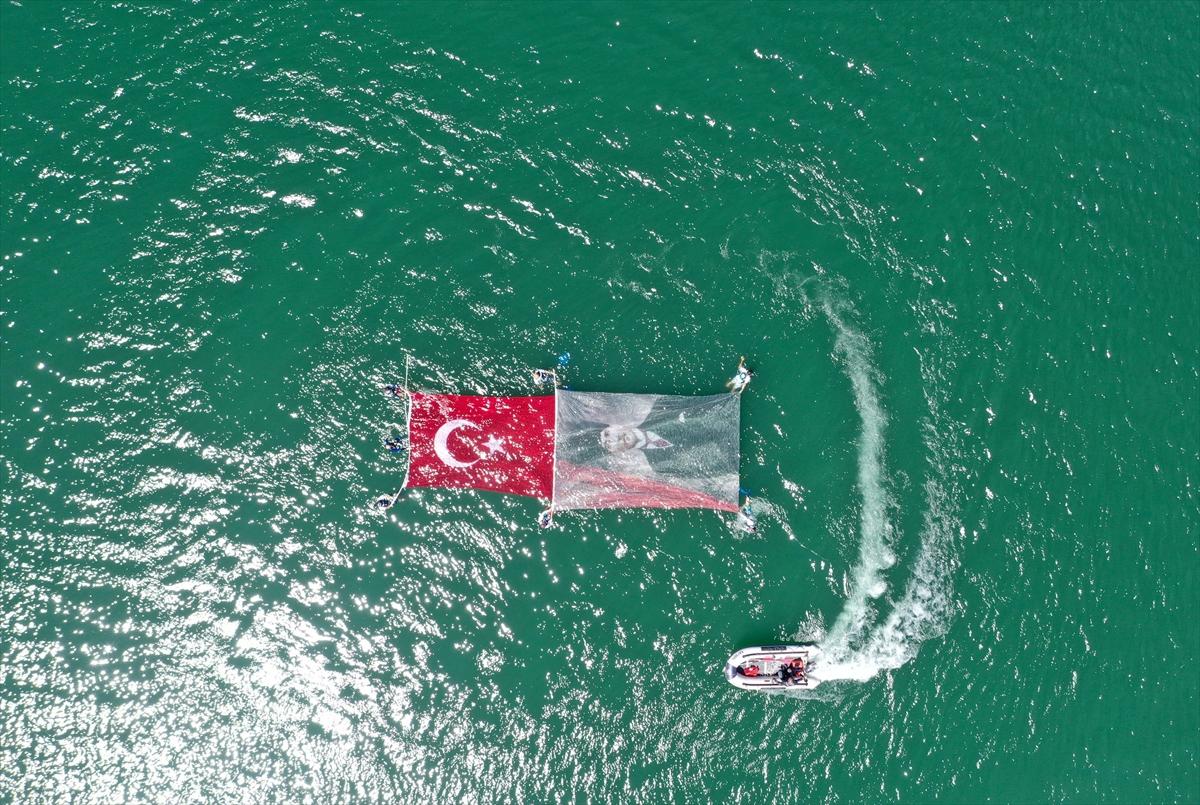 Kayseri'de balık adamlar, suda Türk bayrağı ve Atatürk posteri açtı