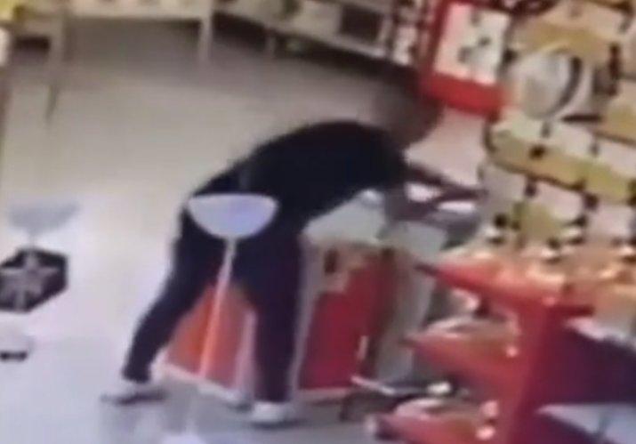 İstanbul'da AVM çalışanının şarjda olan telefonunu böyle çaldı