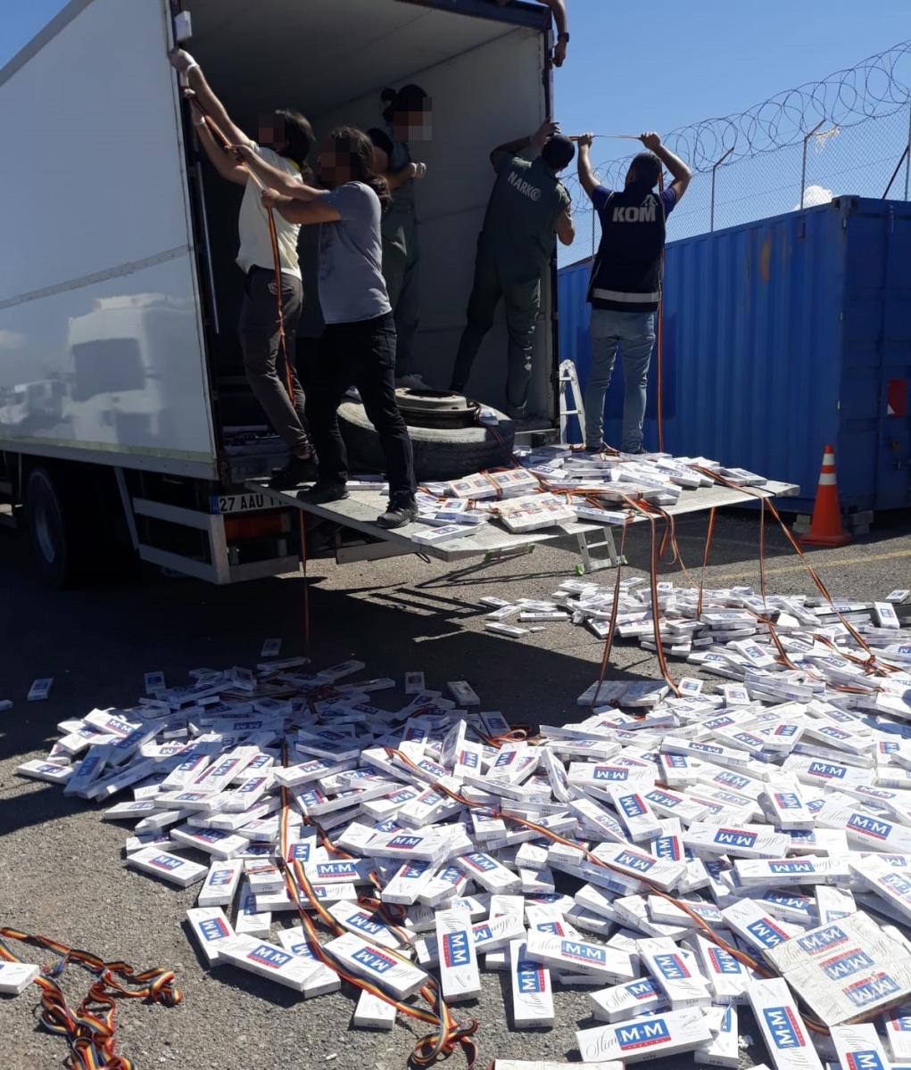 Edremit'te 13 bin 800 paket kaçak sigaraya el konuldu