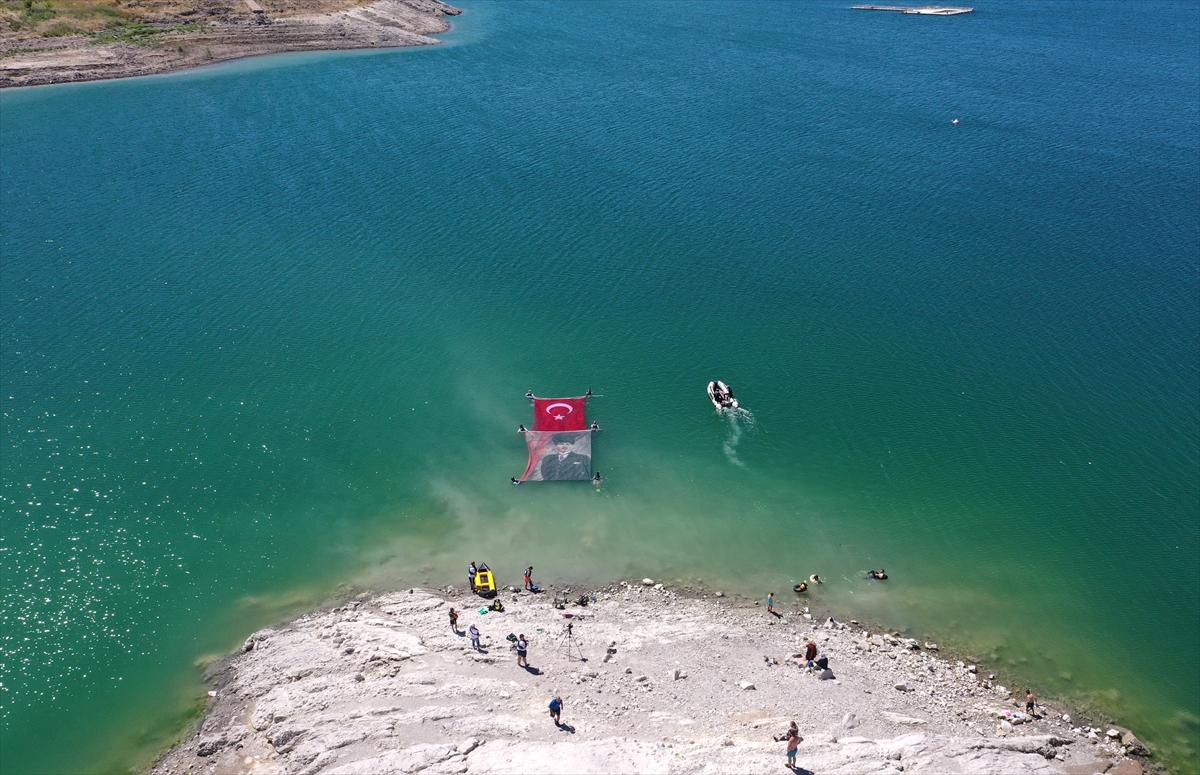 Kayseri'de balık adamlar, suda Türk bayrağı ve Atatürk posteri açtı