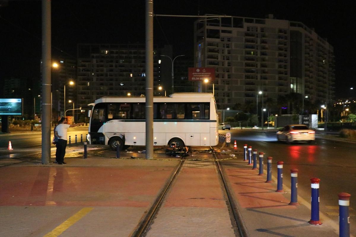 İzmir'de motosiklet minibüse çarptı: 1 ölü, 1 yaralı