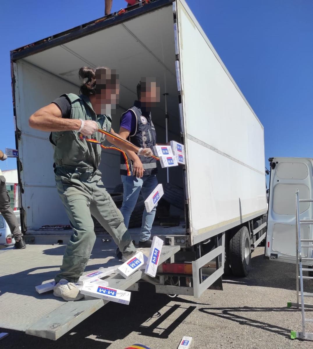 Edremit'te 13 bin 800 paket kaçak sigaraya el konuldu