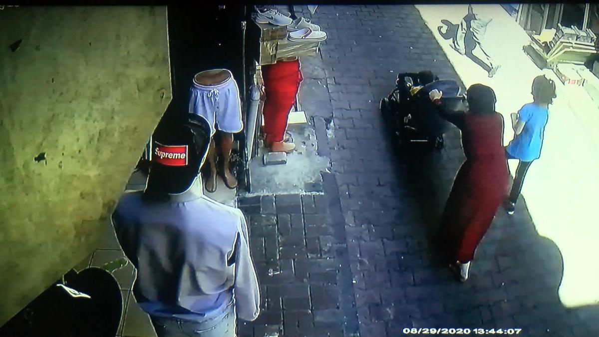 Kağıthane'de yolcu minibüsü bebek arabasına çarptı