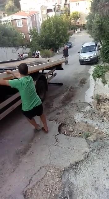 Bursa'da kayan çekiciyi tutmaya çalışan vatandaş