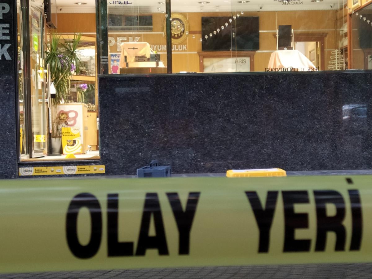 Güngören'de kuyumcudan 10 kilo altın çalındı