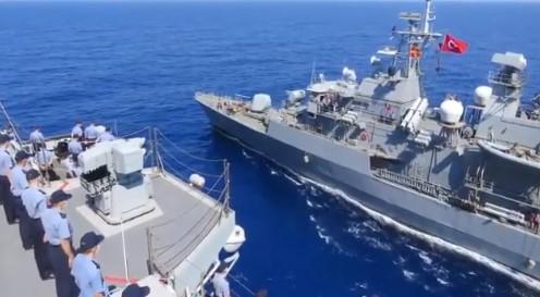 Doğu Akdeniz'de eğitimdeki askerlerden KKTC'ye selam