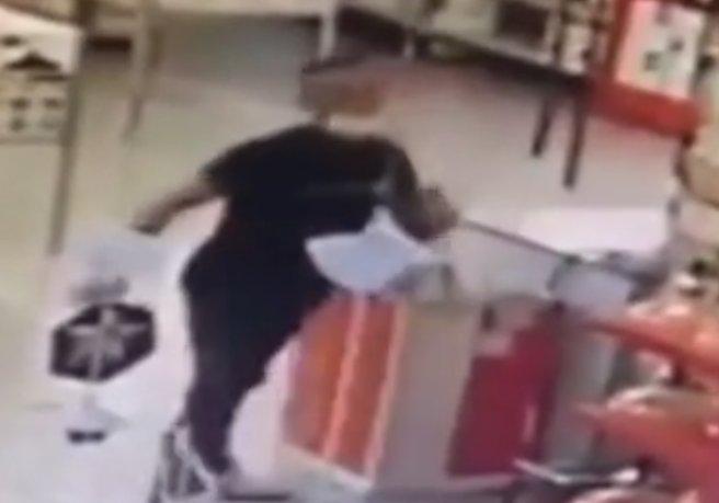 İstanbul'da AVM çalışanının şarjda olan telefonunu böyle çaldı