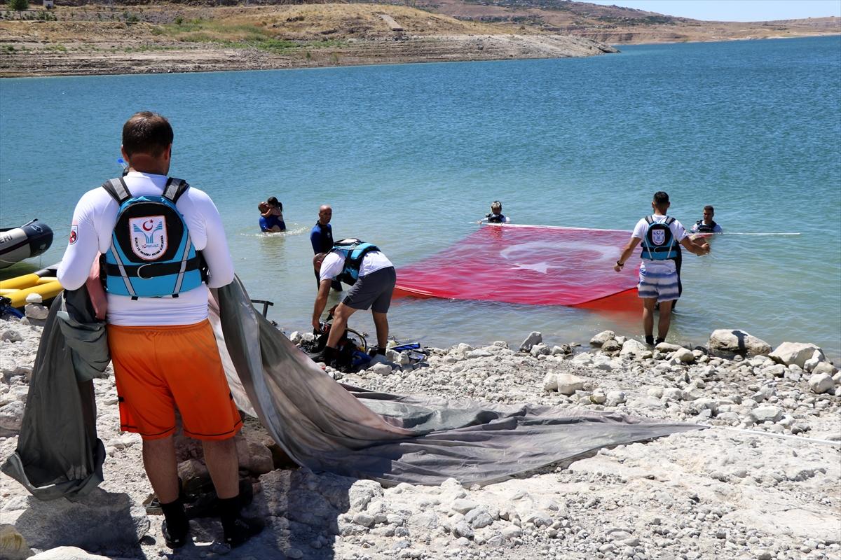Kayseri'de balık adamlar, suda Türk bayrağı ve Atatürk posteri açtı