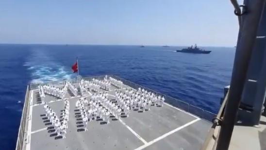 Doğu Akdeniz'de eğitimdeki askerlerden KKTC'ye selam