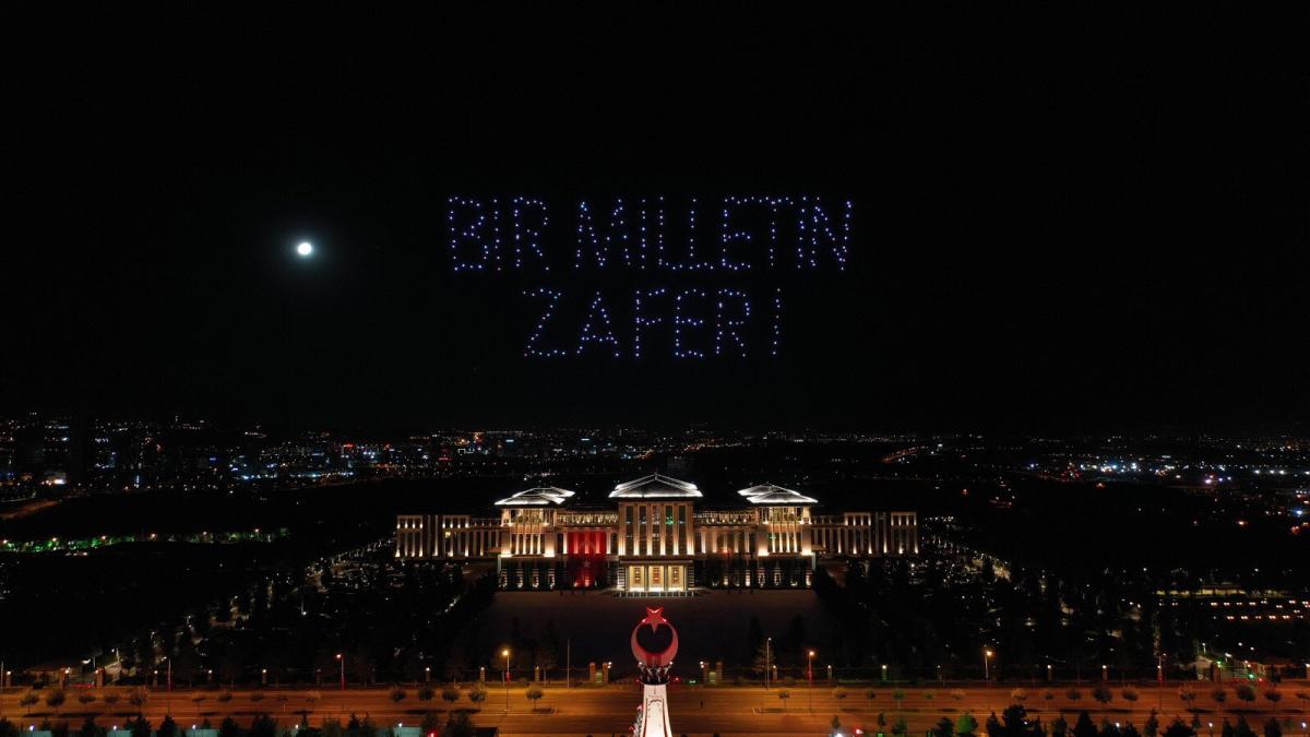 Beştepe'de 300 drone ile ışık gösterisi yapıldı